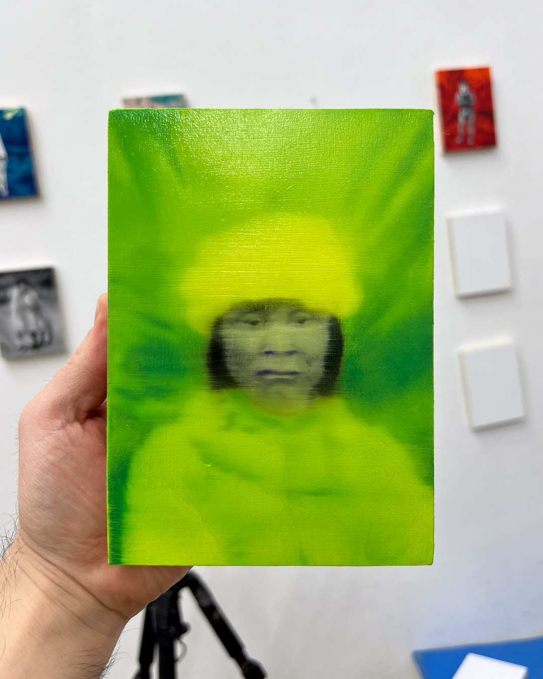 Mujer en amarillo y verde, Óleo, sobre panel de madera, 18 x 13 cm
