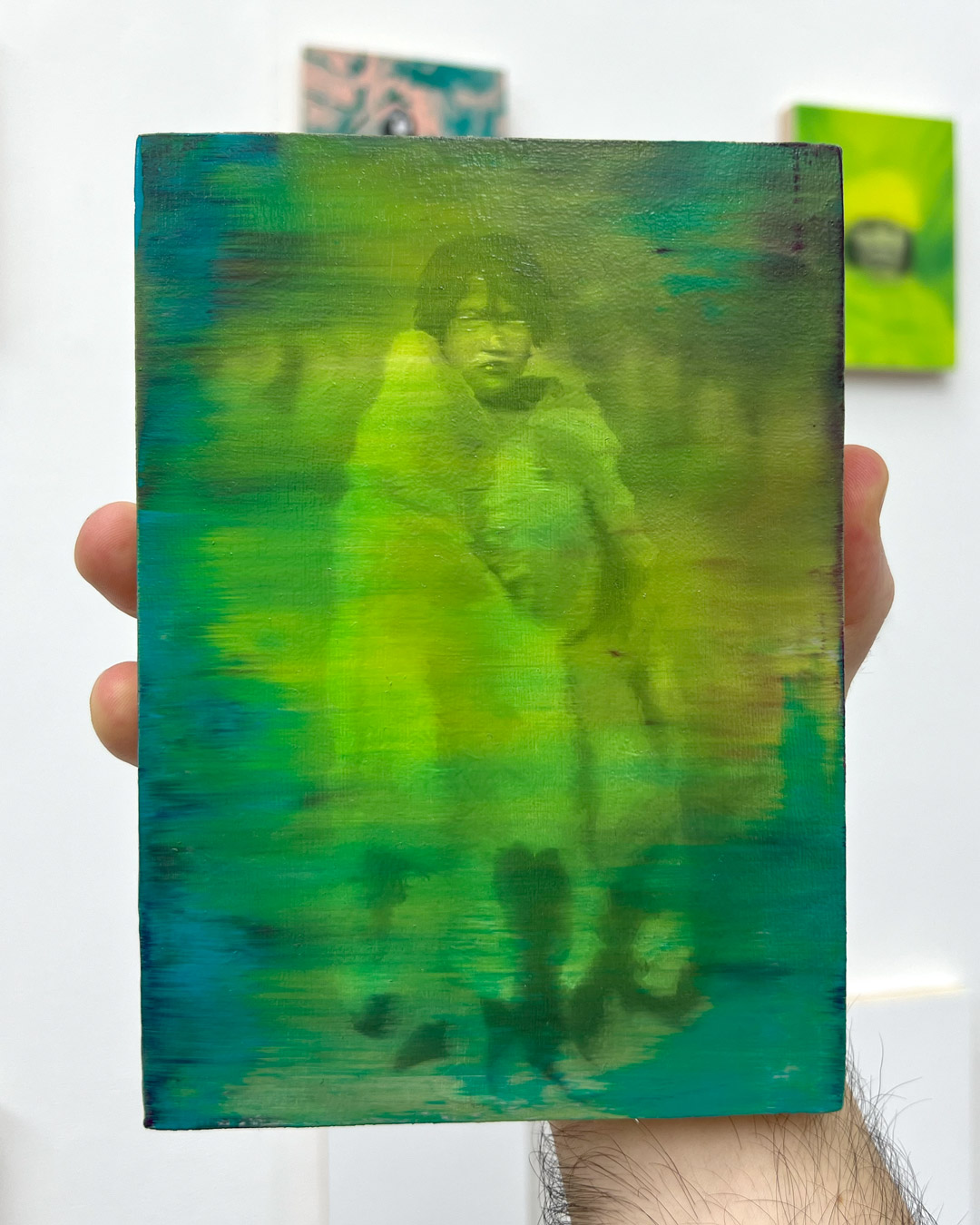 Niño con piel, Óleo, sobre panel de madera, 18 x 13 cm