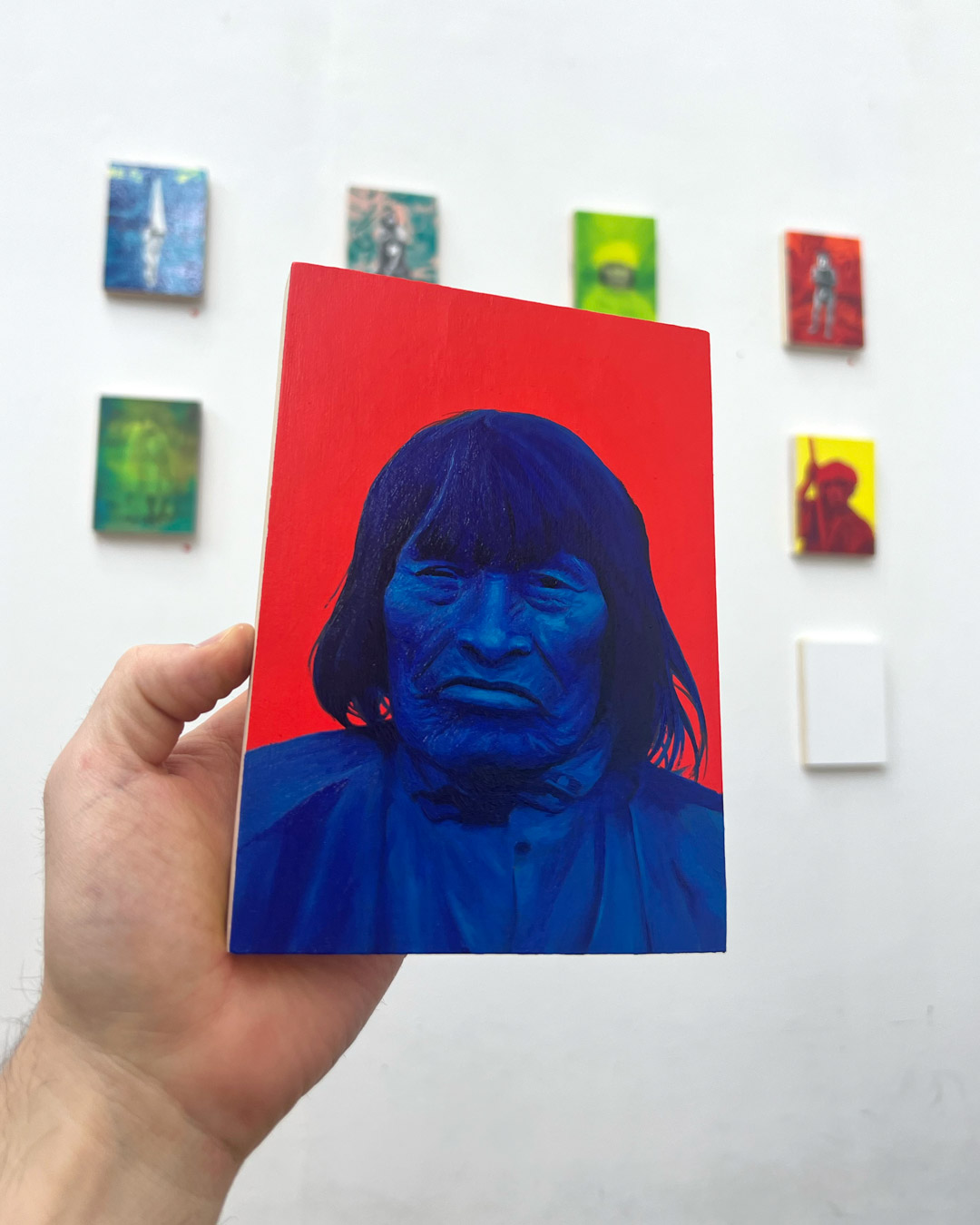 Mujer de azul y rojo, Óleo, sobre panel de madera, 18 x 13 cm