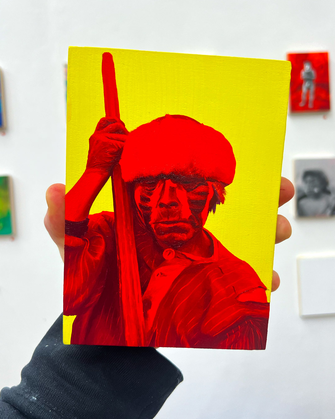 Hombre en rojo y amarillo, Óleo y Acrílico, sobre panel de madera, 18 x 13 cm