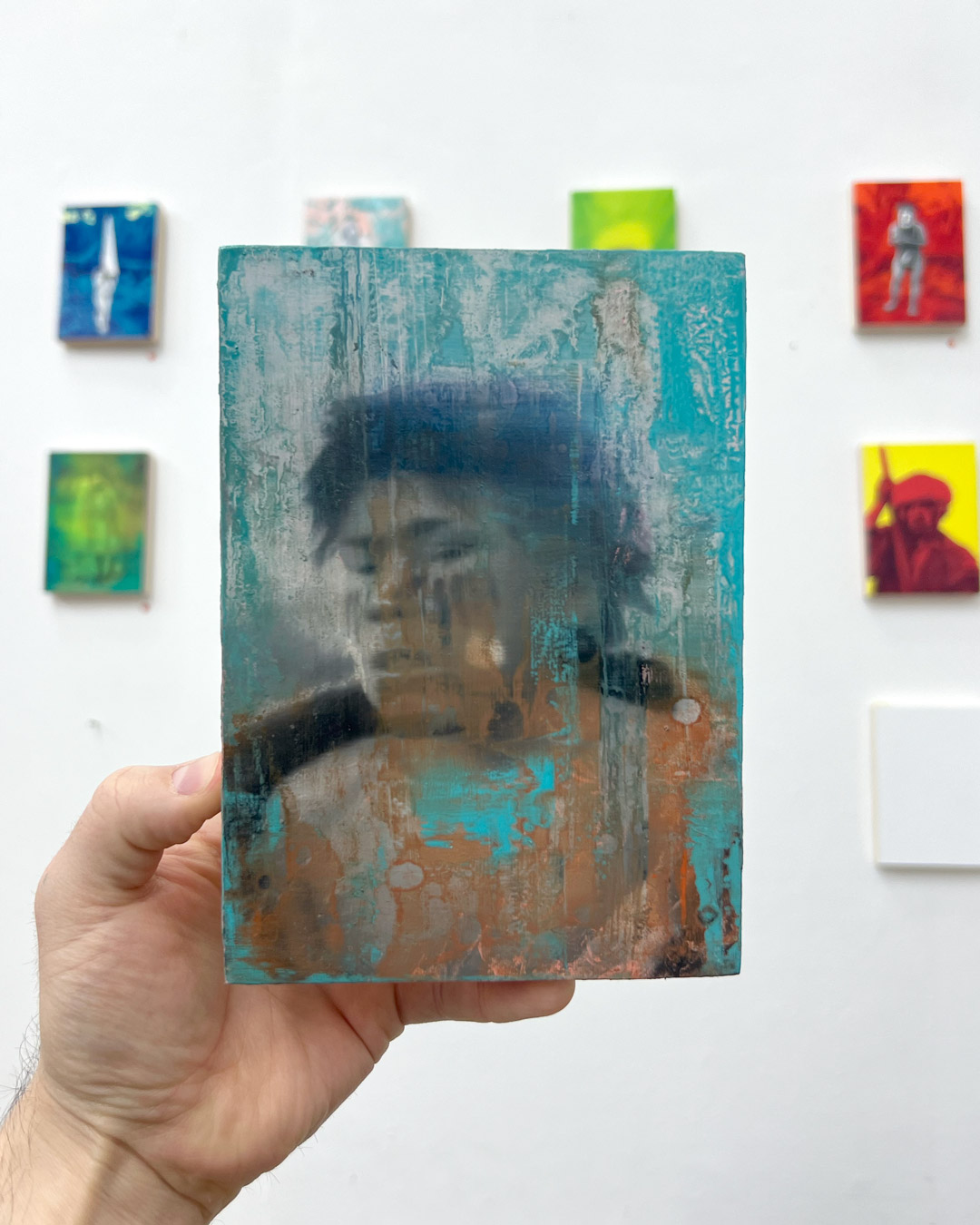 Niño en cian y naranja, Óleo, sobre panel de madera, 18 x 13 cm