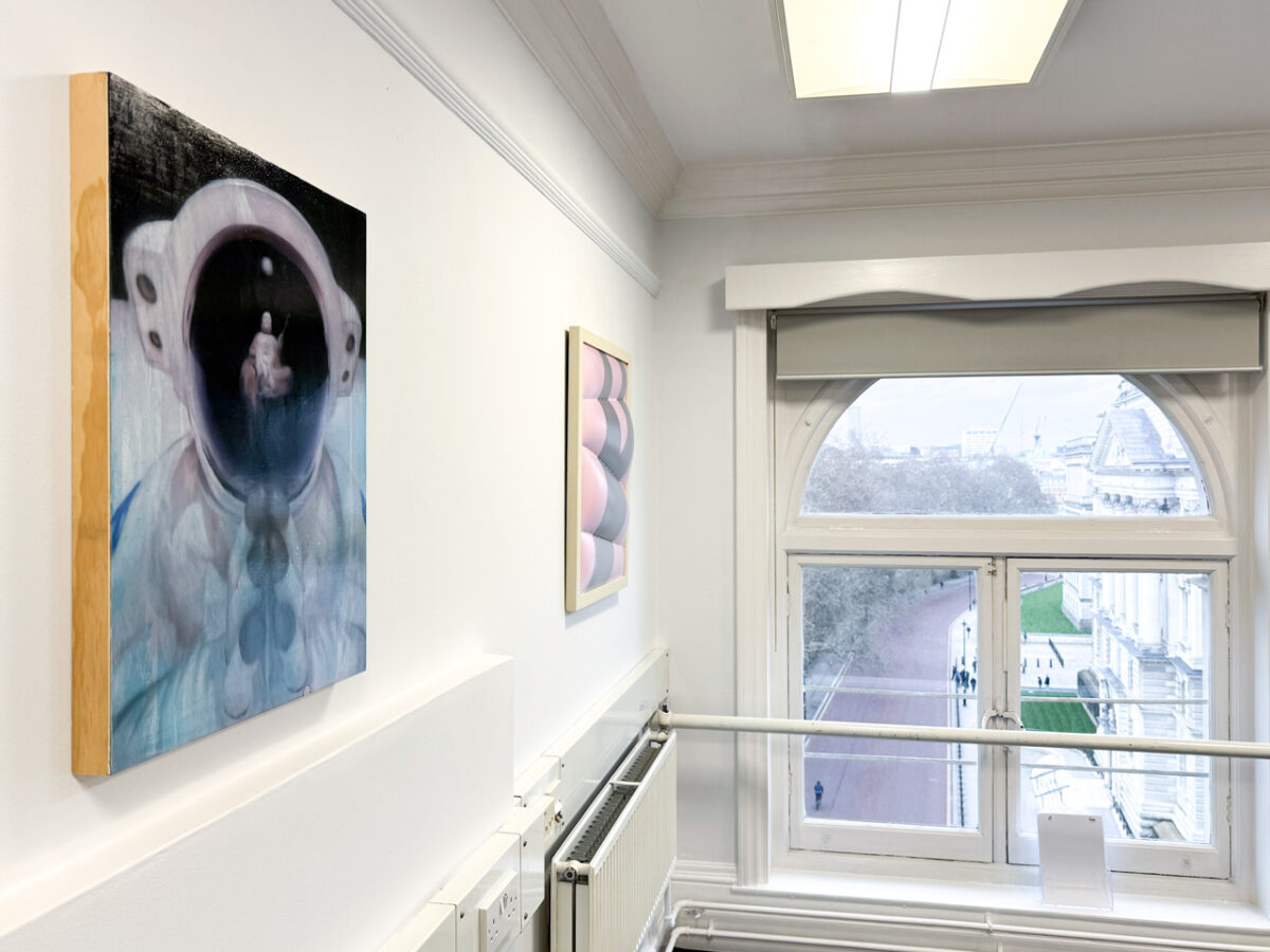 Vista de instalación de Loop State en D Contemporary, Londres, con Fever dream (astronaut) en primer plano y ventana arqueada con vistas a la ciudad