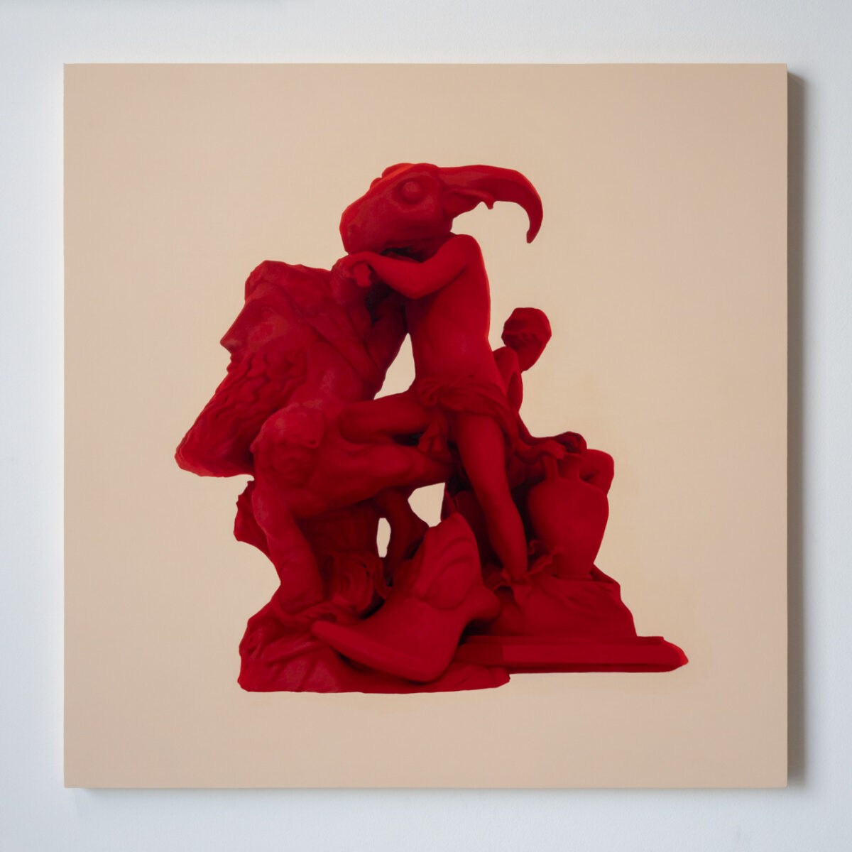 Collapse of meaning I montada sobre muro neutro, mostrando la escala del panel cuadrado de 78 x 78 cm y la intensidad del monocromo rojo.